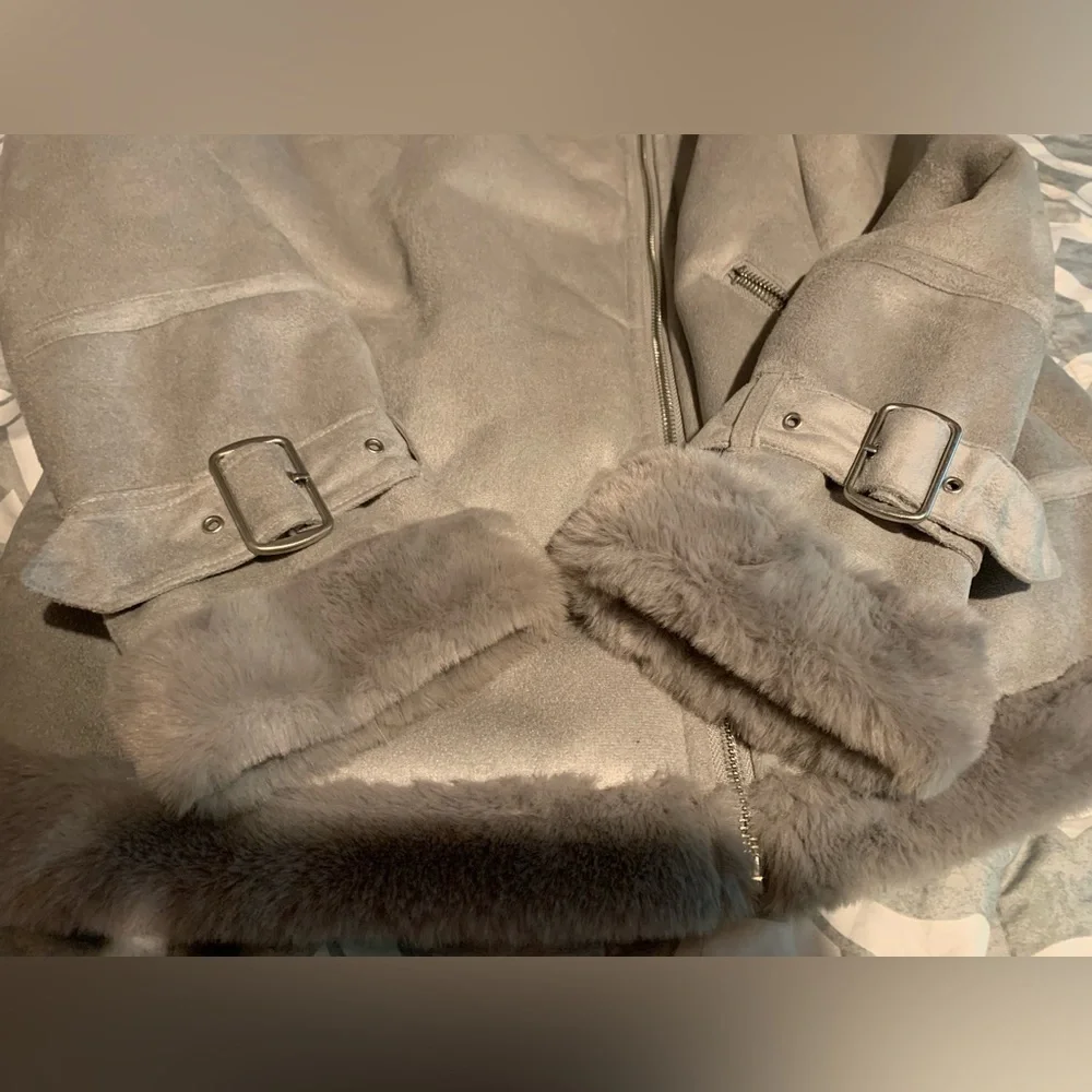 FINAL PRICE DROP NWT Hollister small warm and fuzzy faux suede and faux fur coat - Picture 6 of 9